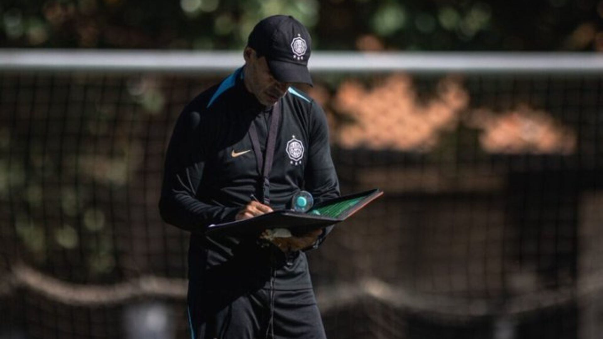 Fabián Bustos realizando apuntes durante los entrenamientos de Olimpia. - Crédito: Difusión
