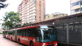 En una estación de Transmilenio en el centro de Bogotá autoridades investigan si hay explosivos en una maleta abandonada