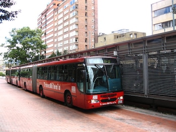 La Policía Metropolitana y Transmilenio activaron una alerta por una maleta abandonada en la estación Universidades - crédito Alcaldía Bogotá