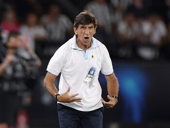 Gustavo Costas se vio molesto