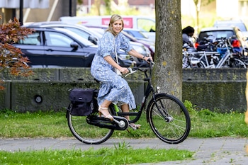 Máxima de Holanda se consolida como la reina más cercana al montar en bicicleta con tacones (Grosby)