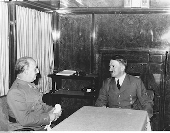 Franco y Hitler durante la conferencia de Hendaya en el vagón del dirigente nazi. (Cordon Press)