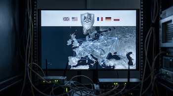 Monitor muestra mapa digital de Europa con red cibernética azul, logo del Centro Nacional de Ciberseguridad del Reino Unido, banderas de cinco países, routers y cables.