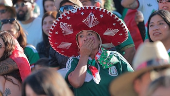 Rostros de tristeza de la afición mexicana tras el final del sueño mundialista