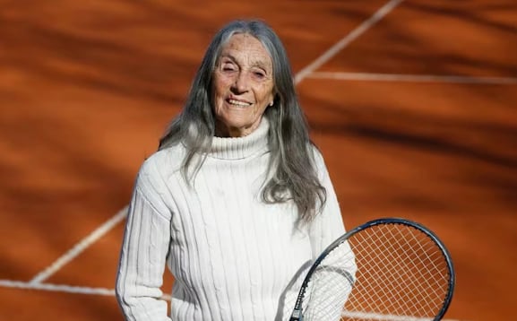 A los 92 años, Ana Obarrio mantiene una rutina con tenis tres veces por semana, campeonatos frecuentes y caminatas diarias de quince cuadras (Infobae en Vivo)