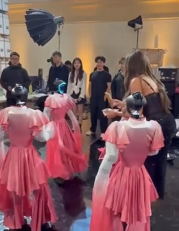 El video compartido por la colombiana registró el curioso encuentro detrás de cámaras entre la jurado y los humanoides - crédito @sofiavergara/Instagram