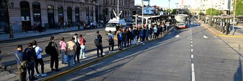 Largas filas en las paradas de colectivos de Constitución (Maximiliano Luna)
