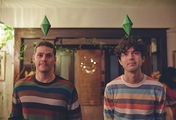 Dylan O'Brien y James Sweeney