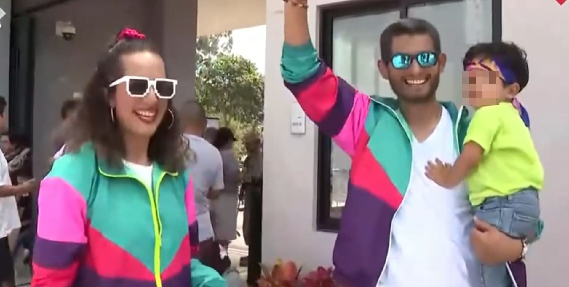 Más allá de los llamativos atuendos, la familia quiso darle un sentido especial a su participación electoral. José y Antonella destacaron la importancia de votar con confianza, ánimo y entusiasmo. (América)
