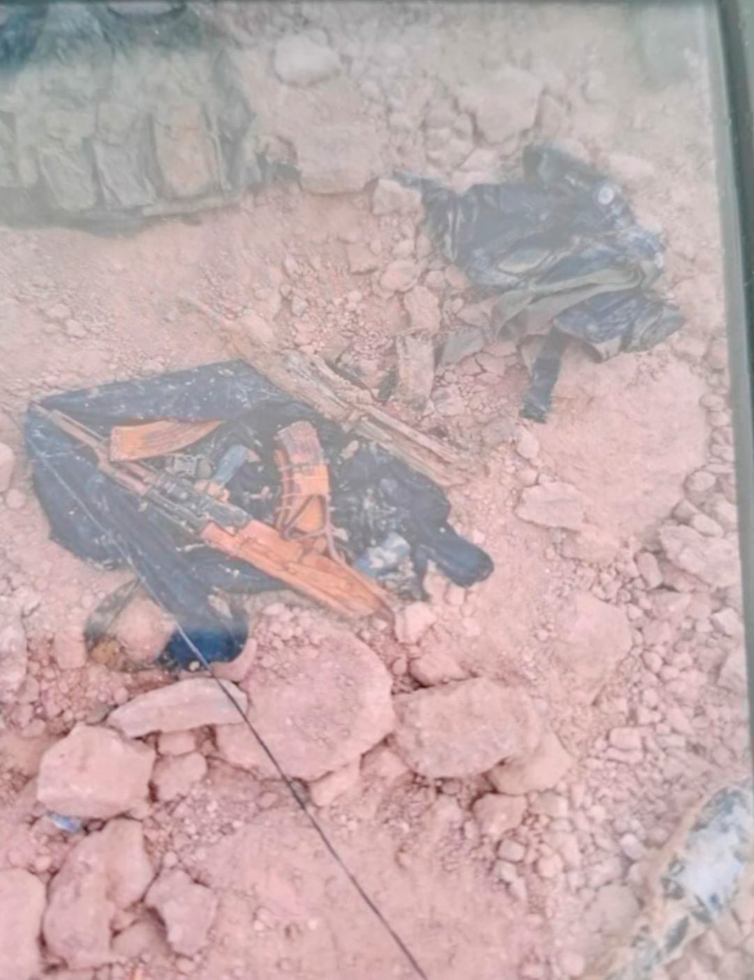 Las Fuerzas de Defensa de Israel hallan armas y equipos de vigilancia de Hamas en la línea amarilla al este de Rafah.