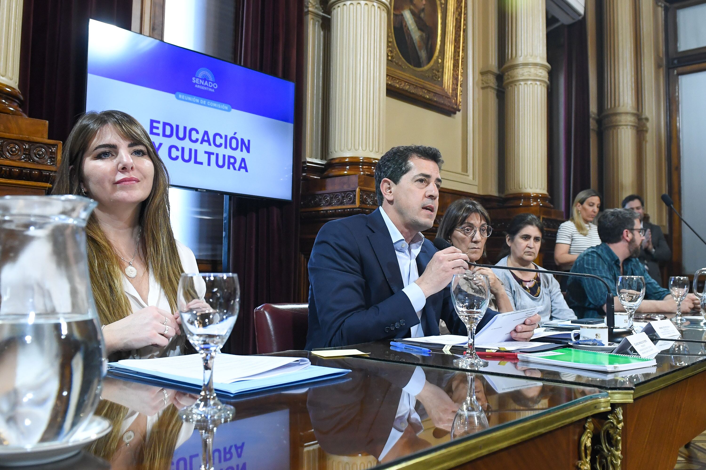 El legislador cristinista y titular de la comisión de Educación de la Cámara alta, Eduardo de Pedro. A su derecha, la macrista Victoria Huala (Prensa Senado)