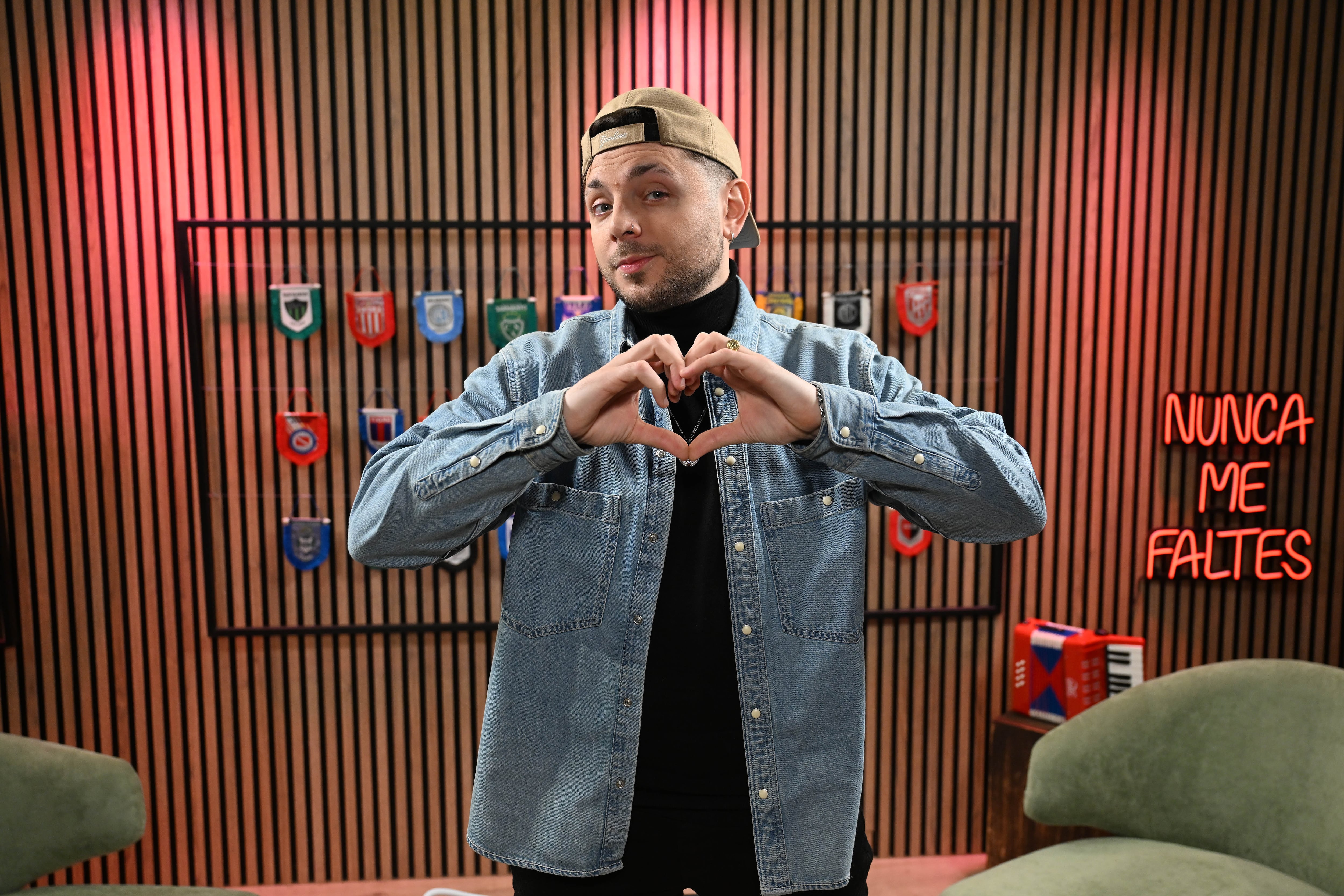 Hernán Arbuco hace un corazón con las manos.