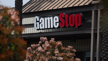 Gurú de las acciones meme vuelve a YouTube mientras que acciones de GameStop se desploman
