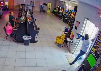 El atraco ocurrió el 11 de junio de 2025 y hasta ahopra se dio con el paradero de la mujer y sus cómplices que ya fueron capturados Foto: Policía condado Webb