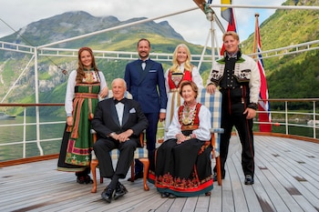 El rey Harald de Noruega, la reina Sonja, el príncipe heredero Haakon, la princesa heredera Mette-Marit, la princesa Ingrid Alexandra y el príncipe Sverre Magnus en la boda de la princesa Marta Luisa de Noruega y Durek Verrett, el 31 de agosto de 2024. (NTB/Cornelius Poppe vía REUTERS)