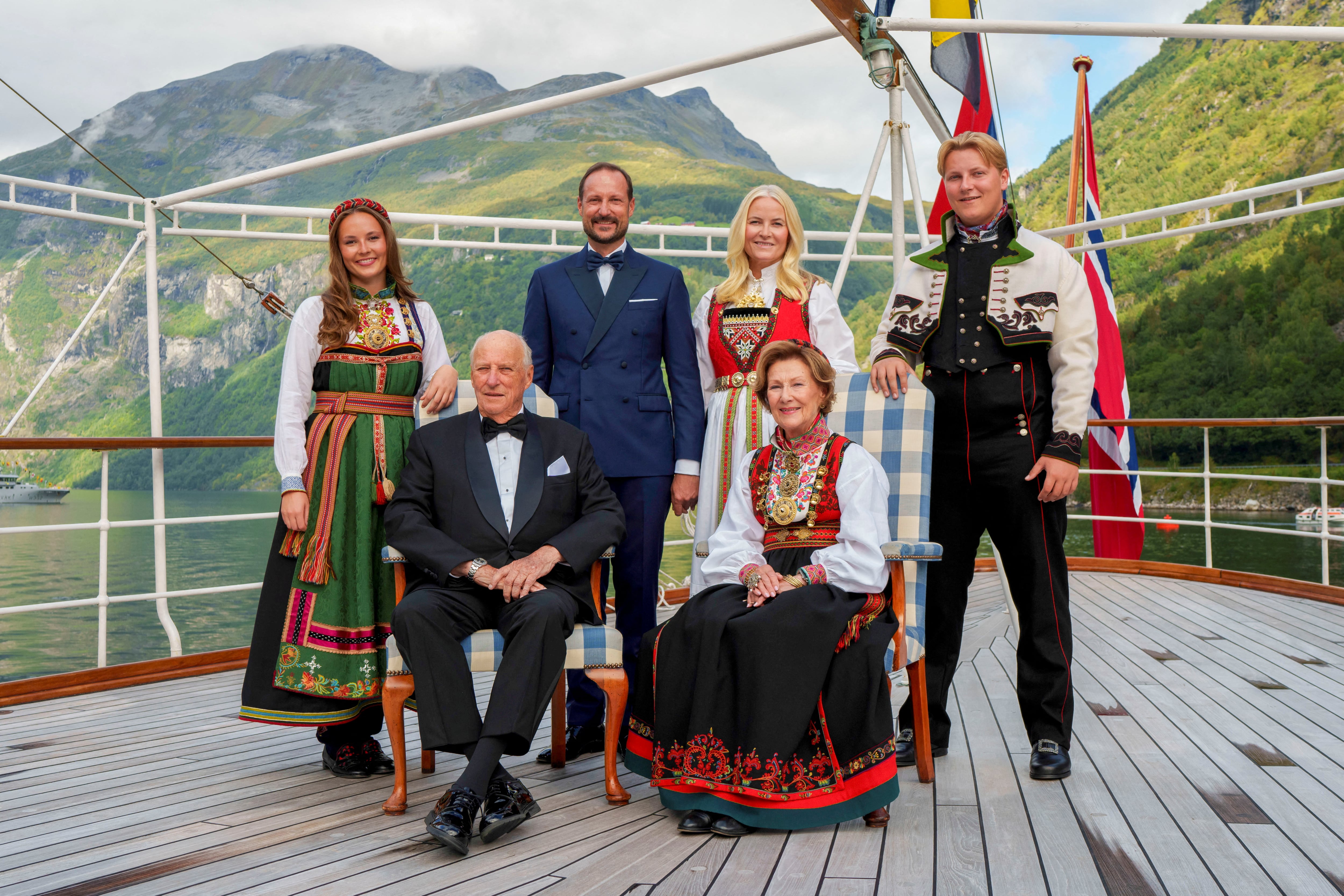 El rey Harald de Noruega, la reina Sonja, el príncipe heredero Haakon, la princesa heredera Mette-Marit, la princesa Ingrid Alexandra y el príncipe Sverre Magnus en la boda de la princesa Marta Luisa de Noruega y Durek Verrett, el 31 de agosto de 2024. (NTB/Cornelius Poppe vía REUTERS)