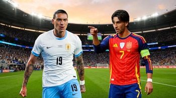 Dos futbolistas, uno con camiseta blanca de Uruguay y otro con camiseta roja de España, de pie en un estadio, con el cielo anaranjado. El futbolista de España señala con el dedo.