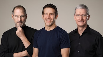 Fotocomposición de tres hombres. Izquierda: Steve Jobs con barba y gafas. Centro: John Ternus sonriente. Derecha: Tim Cook con gafas y camisa negra.