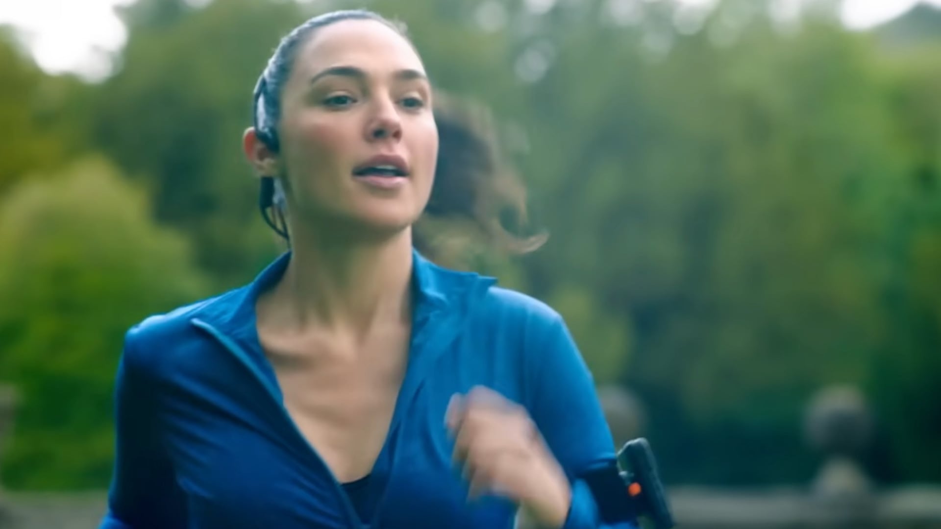 En The Runner, Gal Gadot interpreta a una abogada atrapada en un cruel juego para rescatar a su hijo