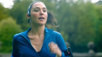 En The Runner, Gal Gadot interpreta a una abogada atrapada en un cruel juego para rescatar a su hijo