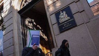Chile: un informe reveló que 485 estatales siguen recibiendo su sueldo a pesar de estar suspendidos por sumarios