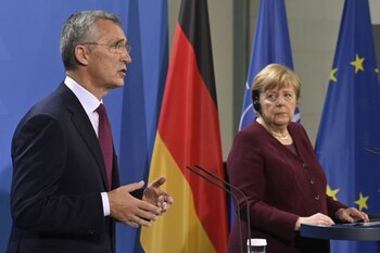 La canciller alemana, Angela Merkel, y el secretario general de la OTAN, Jens Stoltenberg, dan una rueda de prensa antes de las conversaciones en Berlín, Alemania, el 19 de noviembre de 2021. John Macdougall / Pool vía REUTERS