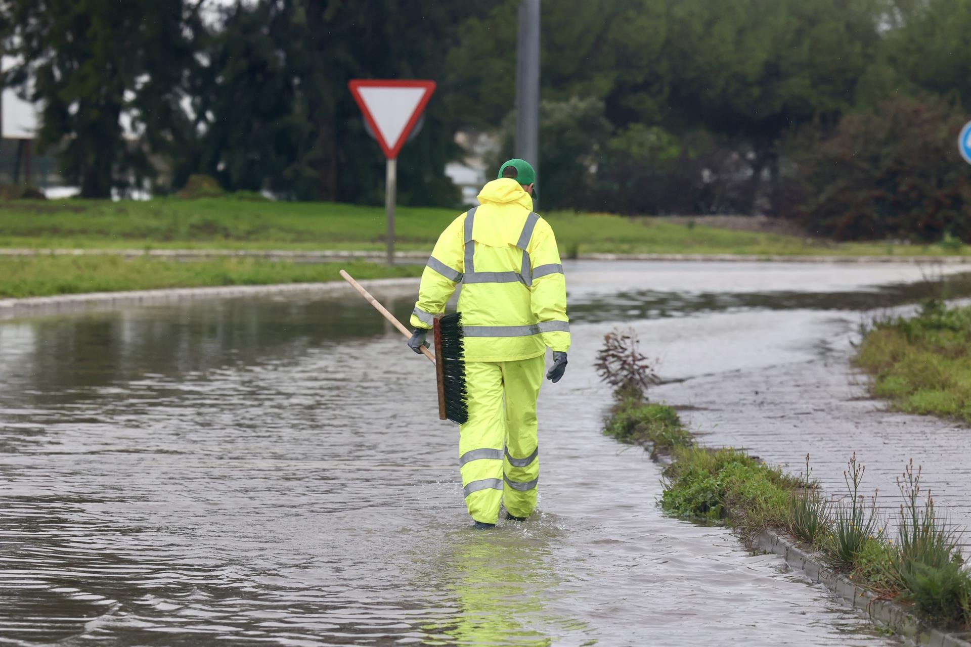 Trece comunidades, Ceuta y Melilla en aviso por lluvias, nieve, y viento este domingo por la borrasca