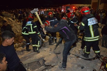 Rescatistas y residentes buscan supervivientes