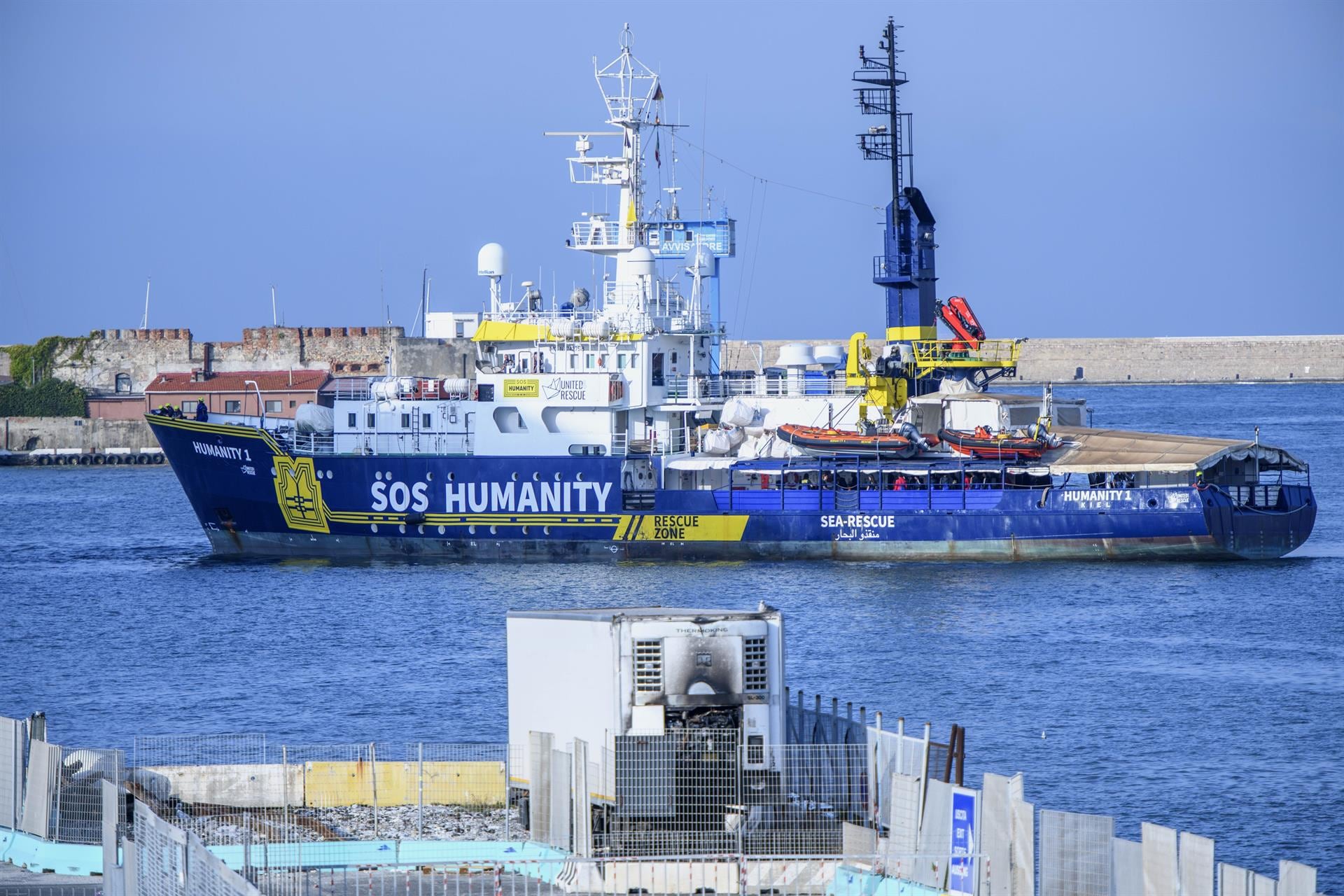 Italia vuelve a detener a un barco de salvamento de la ONG SOS Humanity tras un rescate en el Mediterráneo