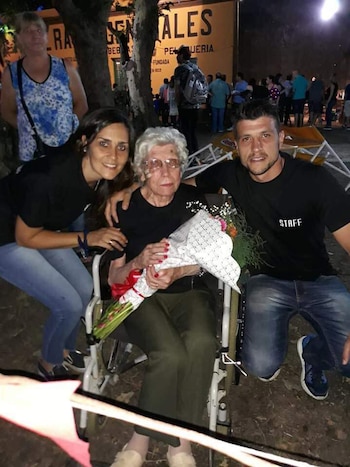 Chola sostuvo el mostrador durante