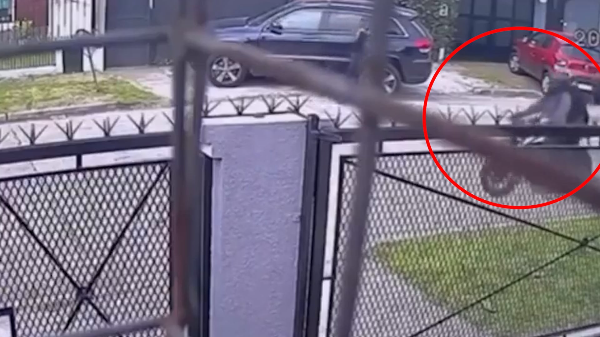 Los dos motochorros marcaron a Mariana Brey cuando llegaba a su casa en Quilmes.