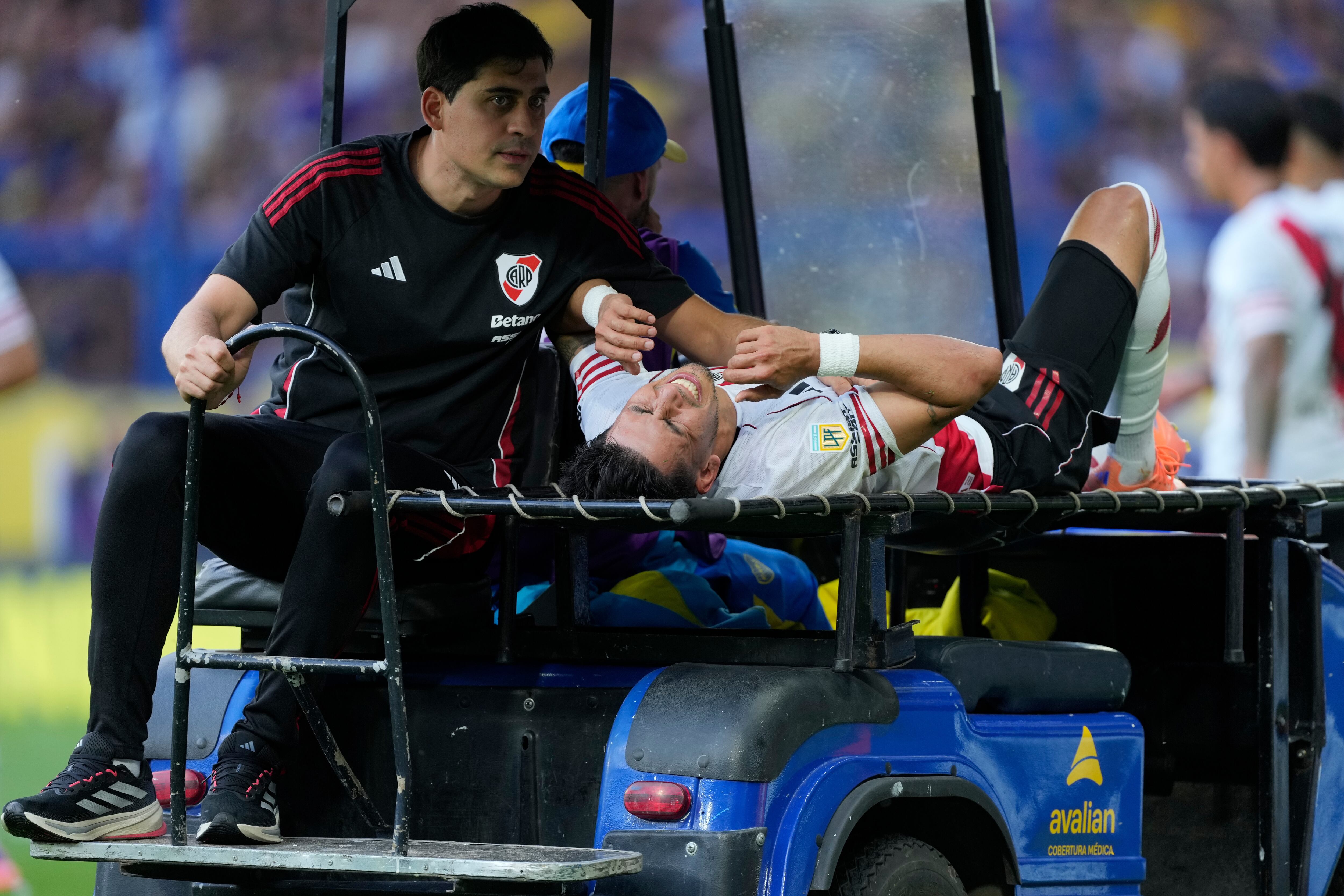 El momento de la lesión que sacó a Maxi Meza del Superclásico entre Boca y River: el llanto del volante al ser reemplazado