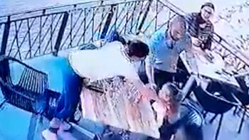 La madre advierte rápidamente el