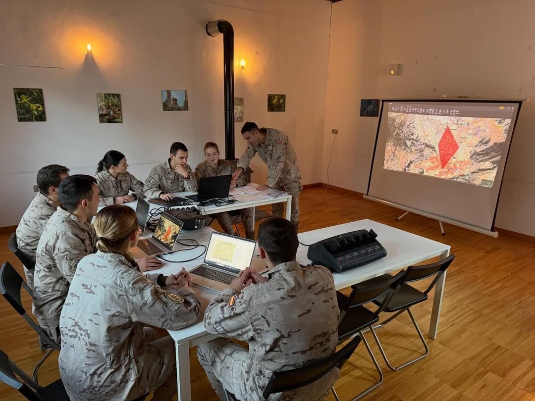 La princesa Leonor recibiendo instrucciones en su paso por el Ejército del Aire y del Espacio (Instagram / @ejercitodelaire)