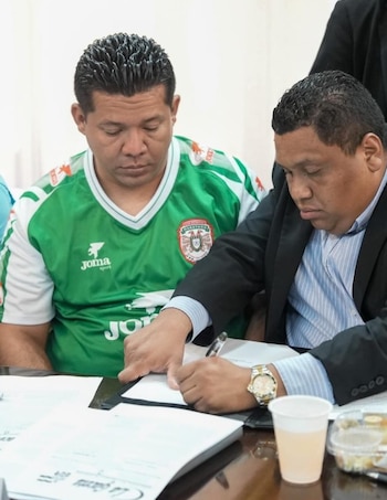 El presidente del Congreso Nacional, Tomás Zambrano, y otros diputados participaron junto a representantes de FENAFUTH, Liga Nacional, y organismos de seguridad. (Cortesía: Congreso Nacional de Honduras)