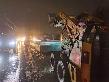 Autoridades desplegaron equipos en el paso a desnivel de Apopa tras la caída de otra valla publicitaria (Cortesía: Ministerio de Obras Públicas)