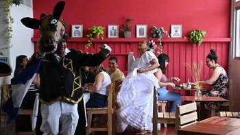 Karla Meza volvió a bailar a los 50 y llevó el folclor nicaragüense a las comiderías de Costa Rica
