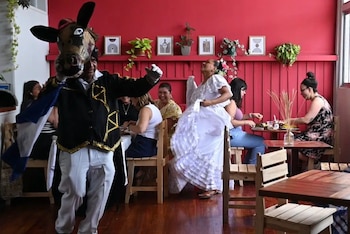 Karla Meza volvió a bailar folclor nicaragüense en Costa Rica a los 50 años, tras una pausa de 27 años. (Foto: Confidencial.digital)