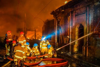 Bomberos trabajan en el control