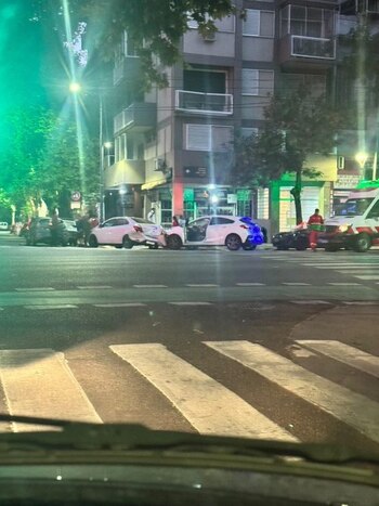 Choque múltiple en Córdoba y Godoy Cruz involucró a tres autos y un camión (Foto @DayLombardi)
