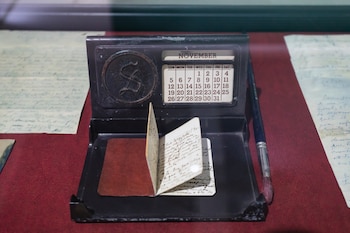 La muestra reúne pinturas, dibujos, objetos personales y documentos clave del legado de Salarrué./ (Créditos: René Figueroa Centro Cultural de España)