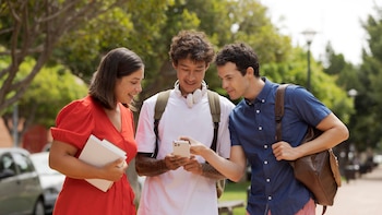 Japón ofrece becas completas a