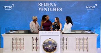 Cuatro mujeres, incluyendo Serena Williams, en un podio con una campana dorada y el texto 'New York Stock Exchange'. Fondo azul con logos de NYSE y Serena Ventures