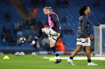 El noruego Erling Haaland durante la entrada en calor del Manchester City (REUTERS/Phil Noble)