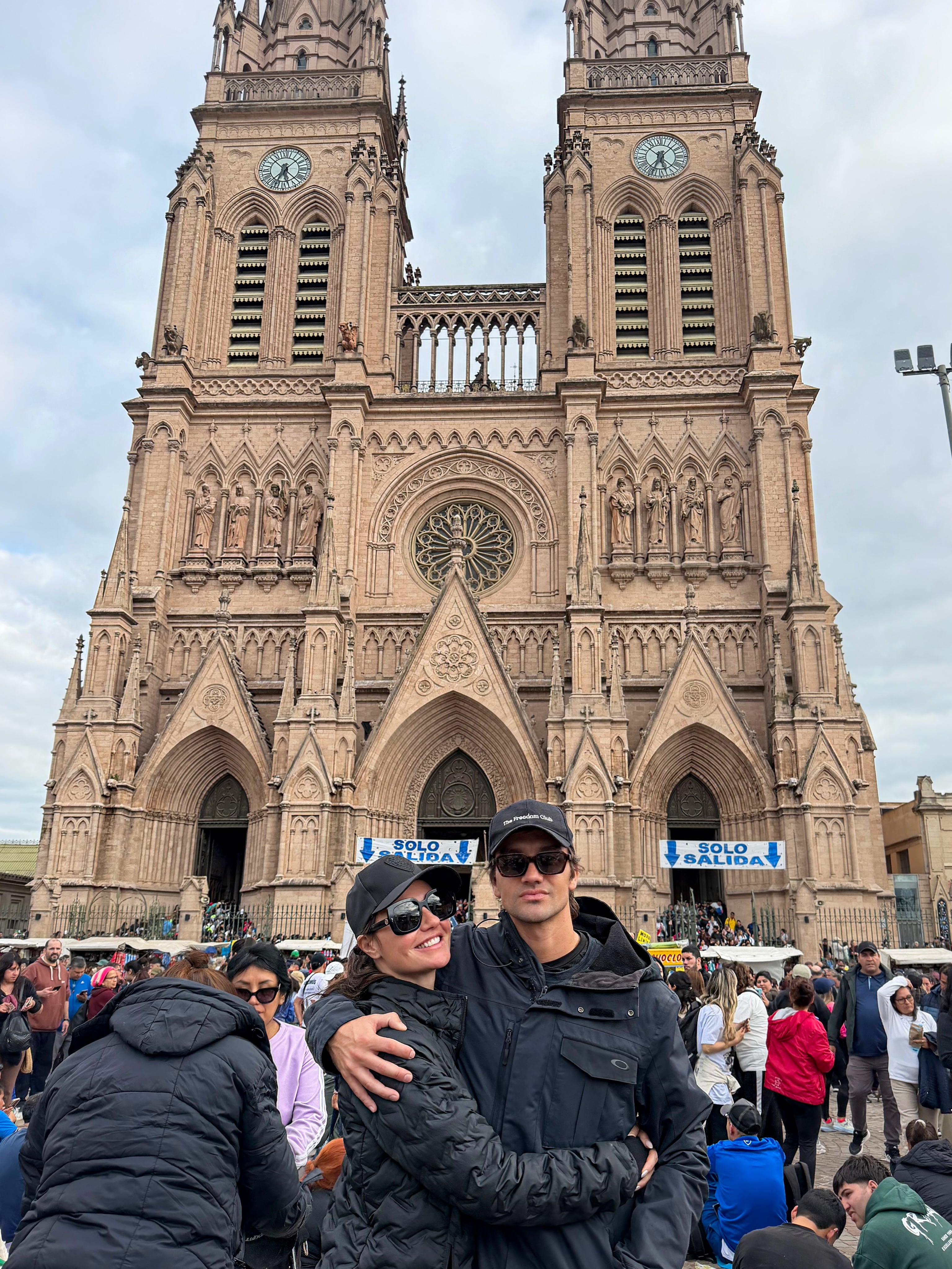 Sofía Jujuy Jiménez posa abrazada a su novio frente a la Basílica de Luján durante la peregrinación