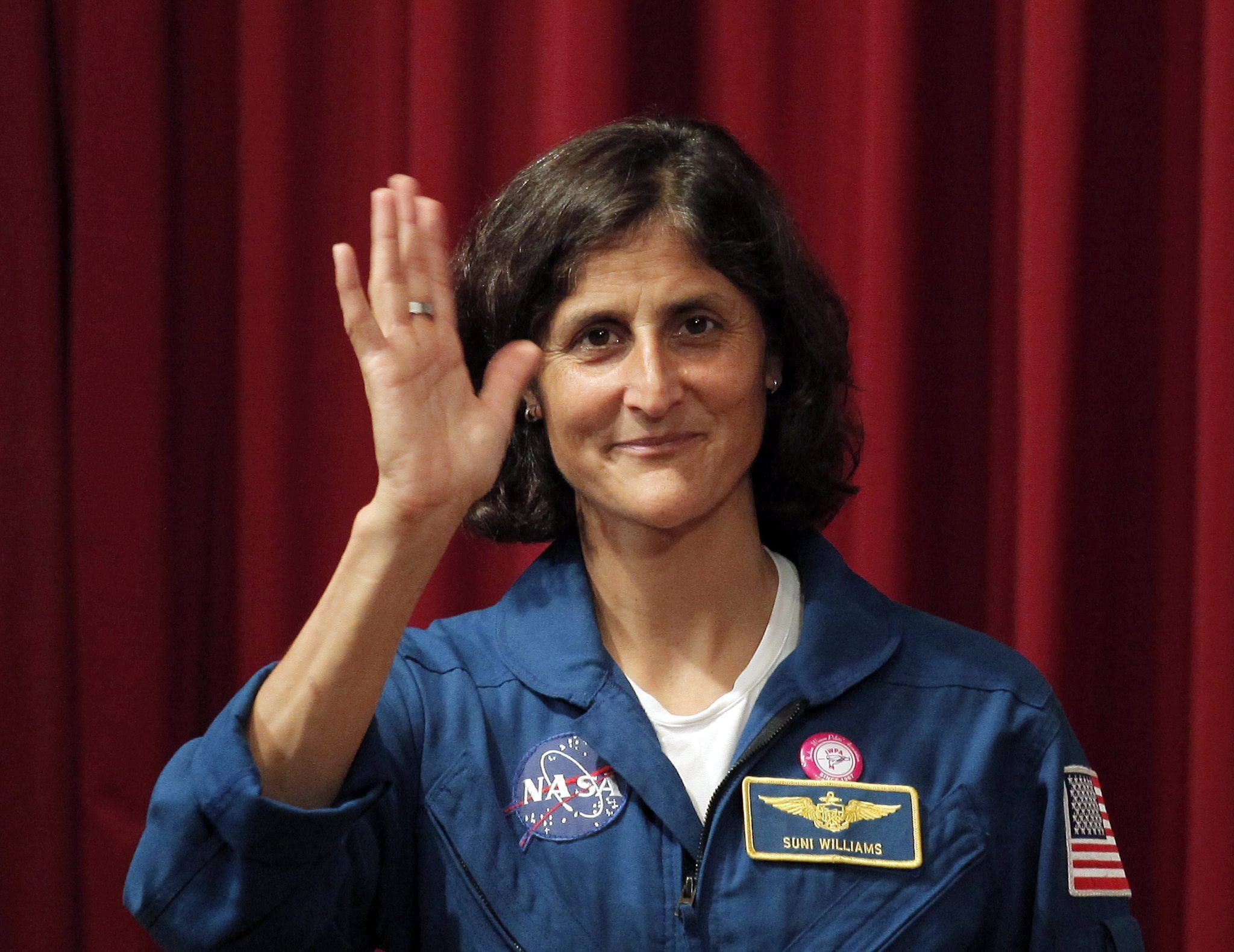 Tras veintisiete años de servicio Sunita Williams anunció su retiro y dejó un legado clave para la exploración espacial futura
( EFE/Divyakant Solanki)