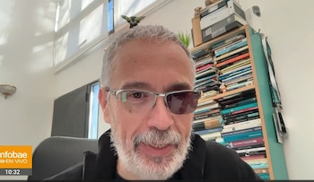 Los estafadores difunden videos y audios falsos con sellos de medios y formatos de entrevistas o programas para dar credibilidad (captura de video)