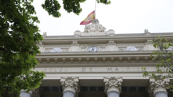 El Ibex 35 baja un 0,3% en la apertura y pierde los históricos 19.500 puntos, con el petróleo a la baja