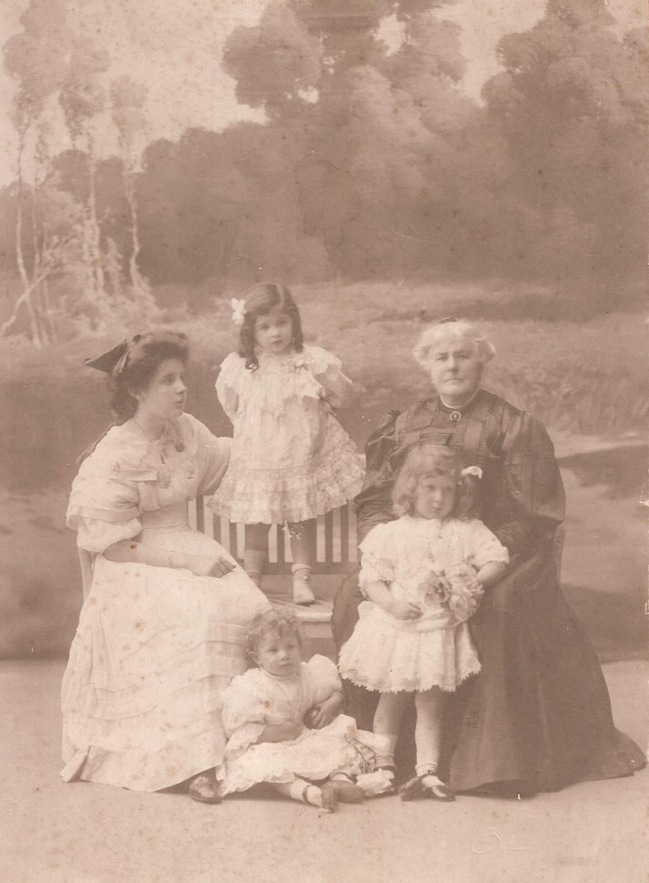 Malvina Vernet, de oscuro, junto a miembros de la familia que también llevaban su nombre (Ana Aramendi)