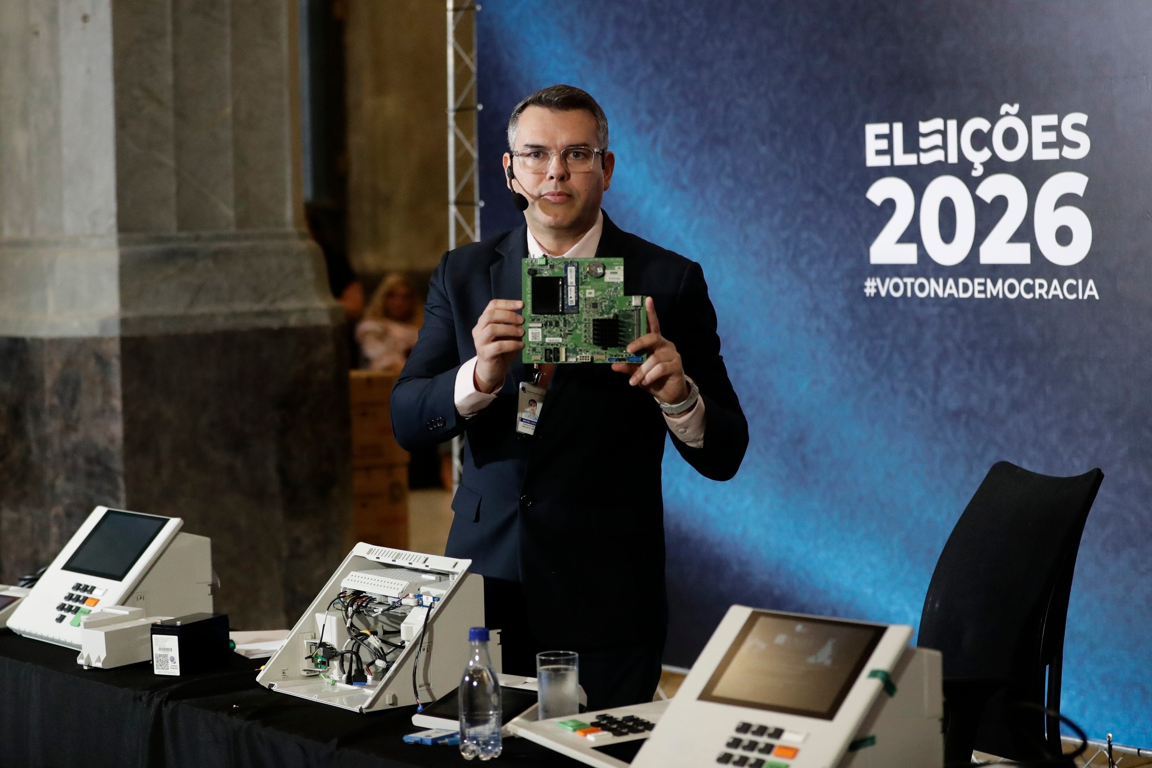 El secretario de Tecnología de la Información del Tribunal Electoral Regional de Río de Janeiro, Michel Kovacs, muestra una pantalla electrónica de una máquina de votación electrónica que serán utilizadas en estos comicios (AP/ARCHIVO)